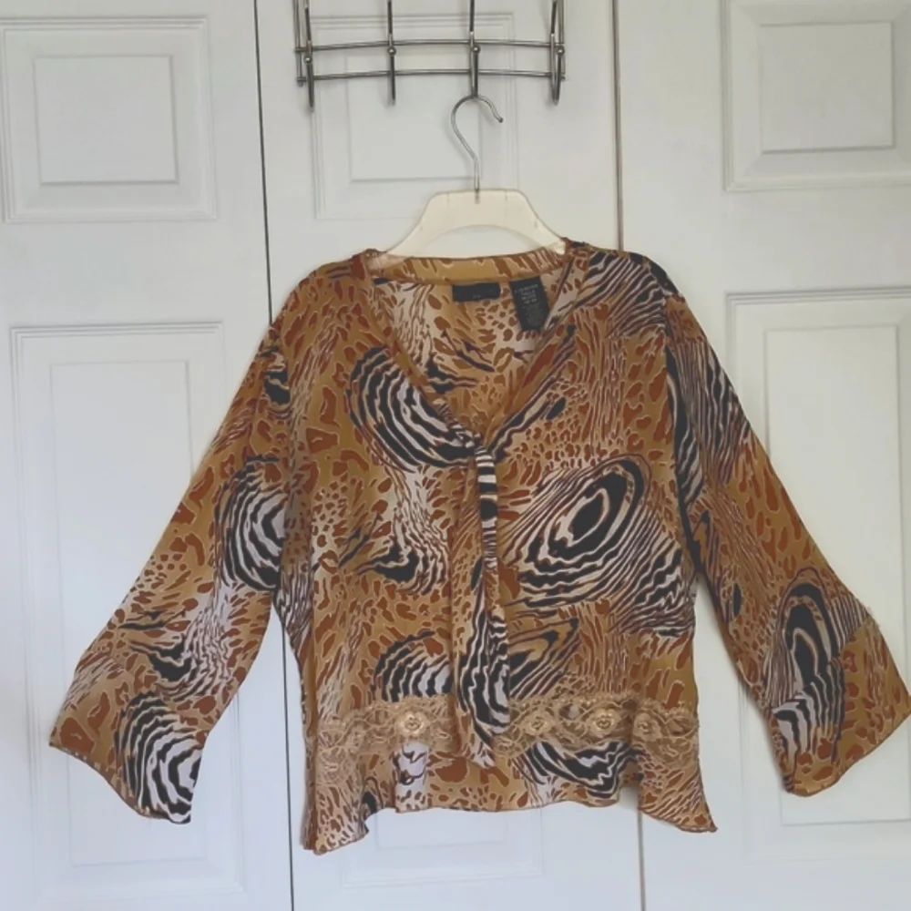 Petite Women's Large Top Apostrophe. Long Sleeve. Bell Sleeve. Blouse - Picture 2 of 6